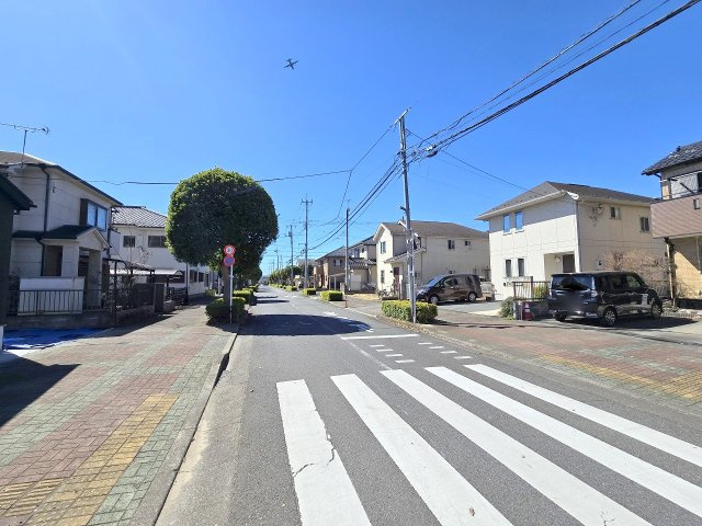 青梅市新町７丁目　新築平家戸建全1棟の前面道路含む現地写真