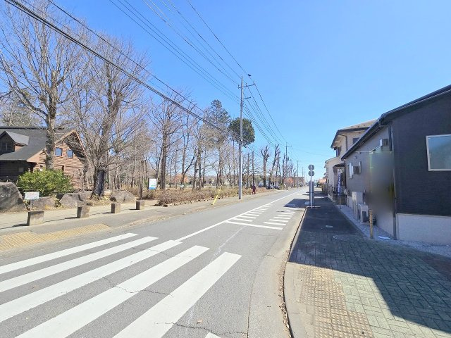 青梅市新町７丁目　新築平家戸建全1棟の前面道路含む現地写真