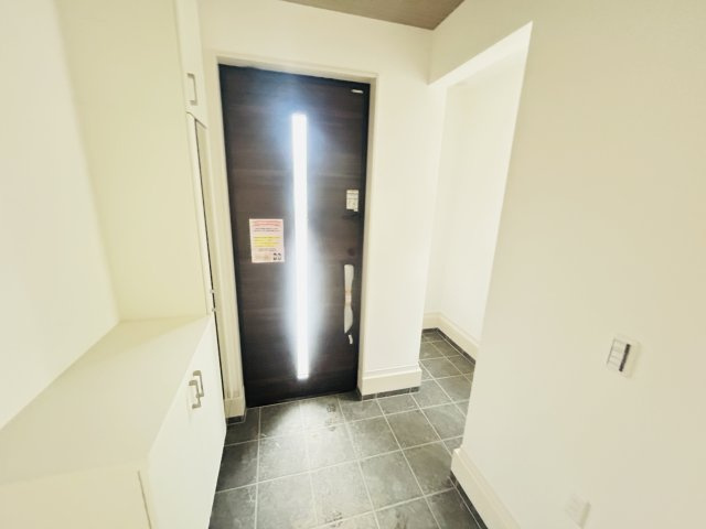新築　前橋市下新田町1期　3号棟の玄関|現地写真　シューズインクロークと下駄箱があり、かなりの収納量が期待できます！							
