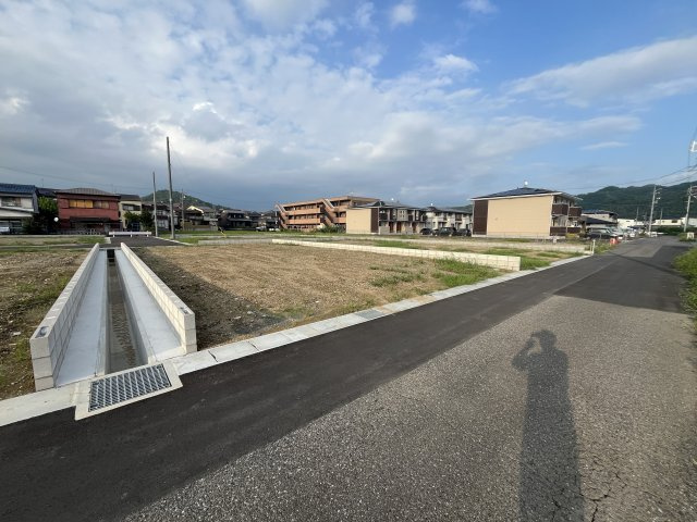 ８区画分譲地　粟野西7丁目　G区画の前面道路含む現地写真|南側道路