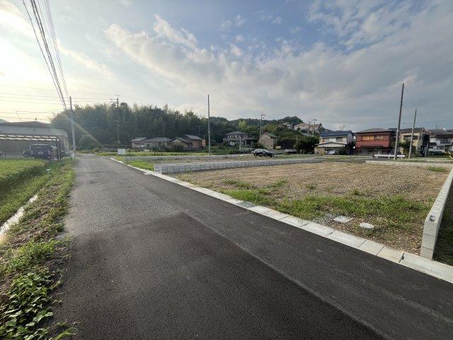 ８区画分譲地　粟野西7丁目　G区画の前面道路含む現地写真|南側道路
