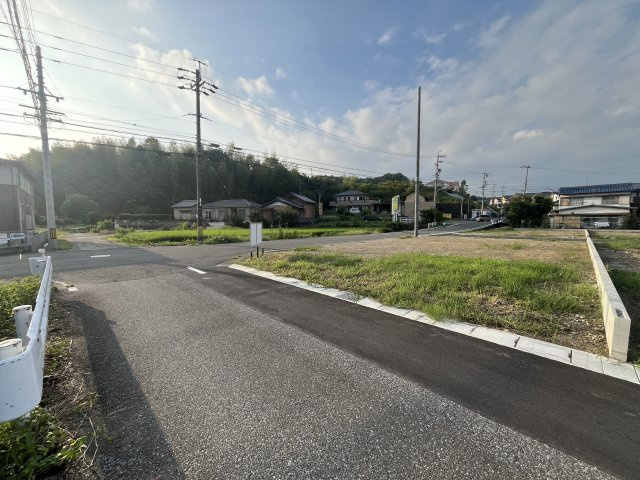 ８区画分譲地　粟野西7丁目　E区画の前面道路含む現地写真|南側