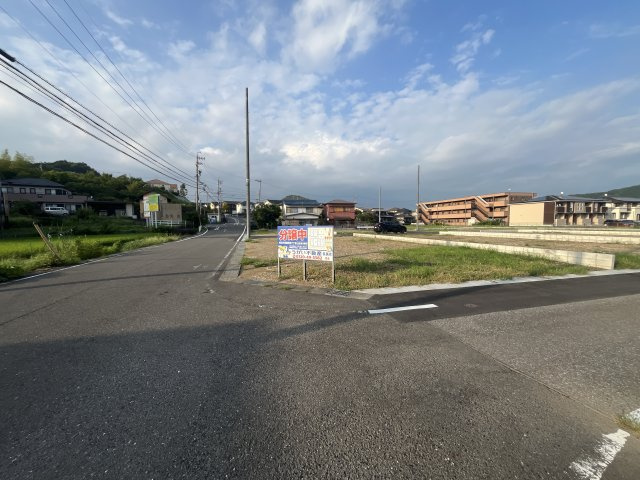 ８区画分譲地　粟野西7丁目　E区画の前面道路含む現地写真|南側