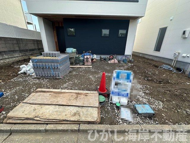 藤沢市片瀬山１丁目　新築戸建　全2棟の駐車場|3月27日撮影　外構工事中　駐車スペース