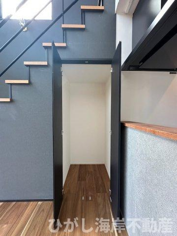 藤沢市片瀬山１丁目　新築戸建　全2棟の内装|階段下収納スペース