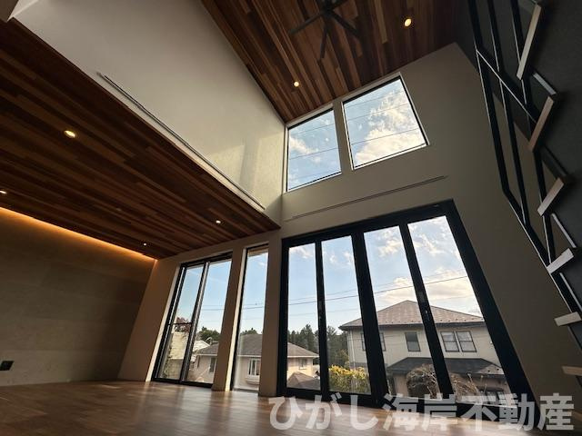 藤沢市片瀬山１丁目　新築戸建　全2棟の居間・リビング|20.7帖　吹抜付LDK