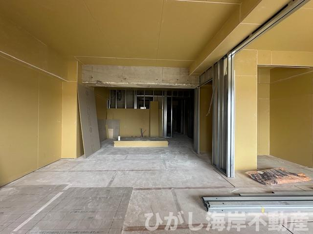 平塚シーサイドハイムの居間・リビング|3月29日撮影　新規リフォーム工事中　18帖　LDK