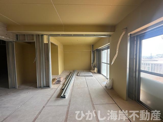 平塚シーサイドハイムの居間・リビング|3月29日撮影　新規リフォーム工事中　18帖　LDK