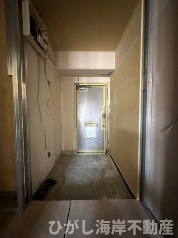 平塚シーサイドハイムの玄関|3月29日撮影　新規リフォーム工事中　玄関