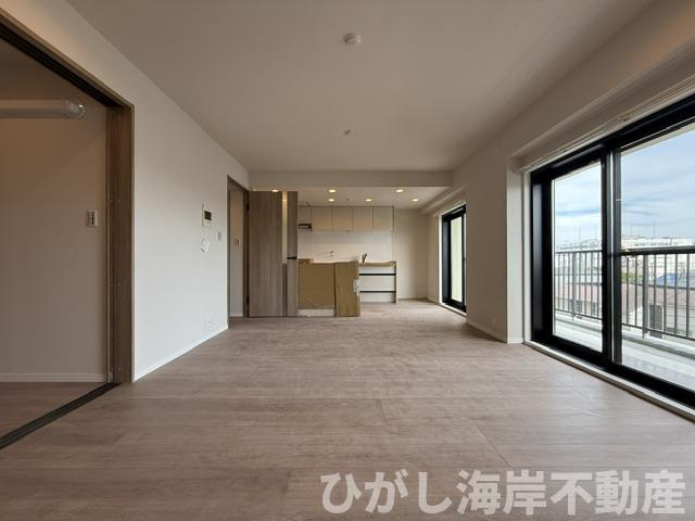 サンクタス湘南藤沢アネーロの丘の居間・リビング|6月8日撮影　新規リフォーム中　18.1帖　LDK