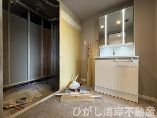 サンクタス湘南藤沢アネーロの丘の脱衣所|6月8日撮影　新規リフォーム中　脱衣スペース