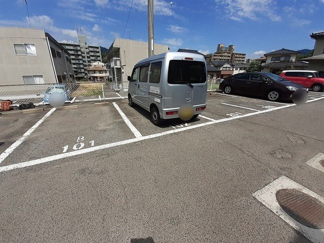 エルディム落合南Ｂの駐車場|カースペースがあります