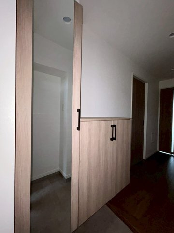 【玄関】 | 那珂川ヒルズ | 同タイプの別の階の写真です。現況優先です。