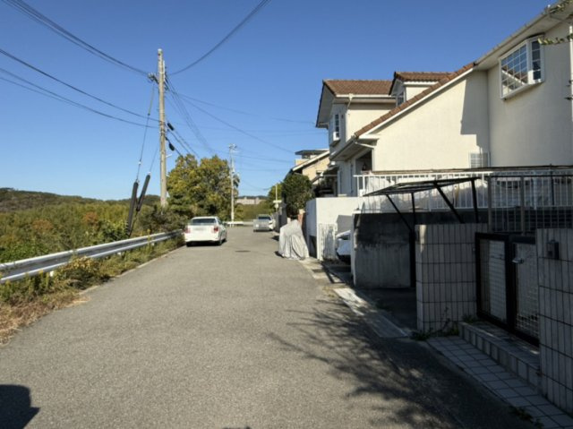 桃山台6丁目土地の前面道路含む現地写真