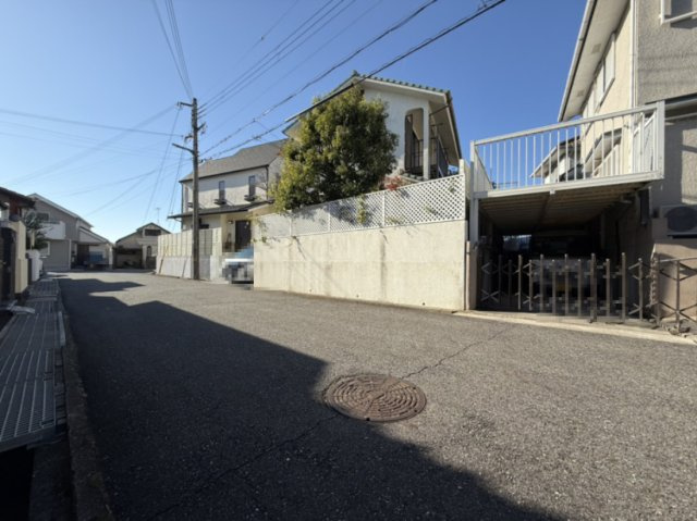 桃山台6丁目土地の前面道路含む現地写真