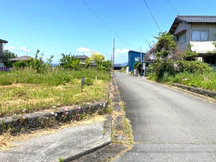高島市新旭町旭45坪売地の前面道路含む現地写真