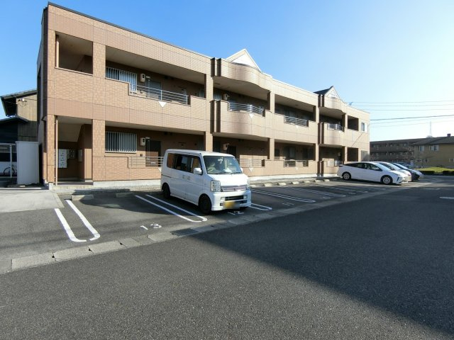 プランドールⅢの駐車場