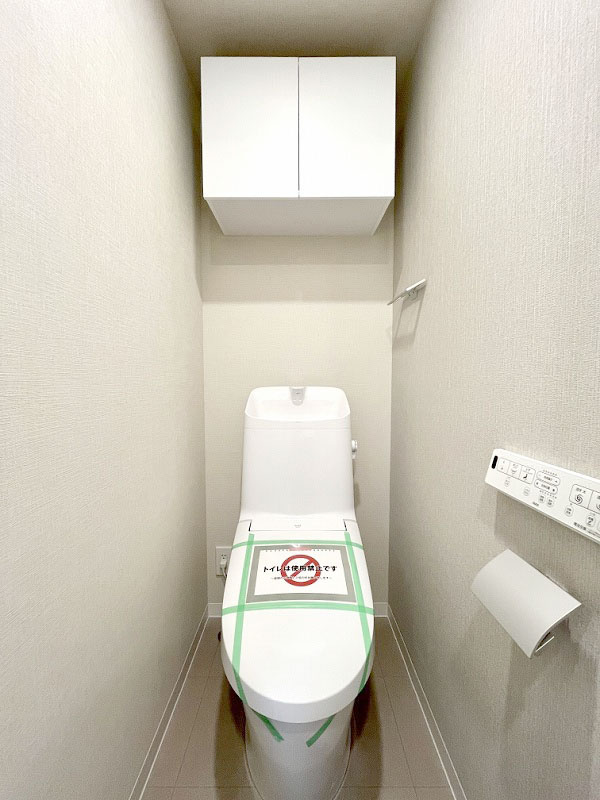 ハイラーク新赤羽のトイレ|ハイラーク新赤羽：ウォシュレット機能付き節水型トイレの上には吊戸棚収納が付いております♪