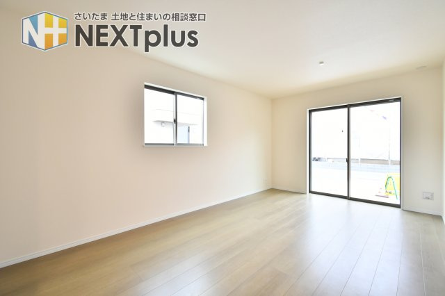 第17上尾上　全6棟　B号棟の居間・リビング|豊かな採光が、明るい木目のフローリングに美しく映えるリビング。掃き出し窓からは心地よい風が抜け、家族が自然と集まりたくなるような、開放感に満ちた心地よい暮らしのメインステージとなります。