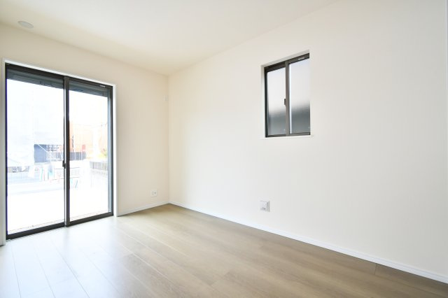 第17上尾上　全6棟　B号棟の洋室|洋室①：心地よい光が差し込む5帖の洋室。リビングと隣接しているため、お子様の遊び場やリビング学習の場としてもおすすめ。独立した居室としても機能し、日々の暮らしに豊かな彩りを添えます。