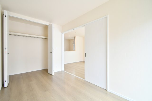 第17上尾上　全6棟　B号棟の洋室|洋室①：大型のクローゼット付き、お部屋を常にスッキリと保てます。引き戸を開放すればリビングと繋がり、閉めれば静かなワークスペースやゲストルームに早変わり。用途に合わせて自在に空間を操れるのが魅力です。