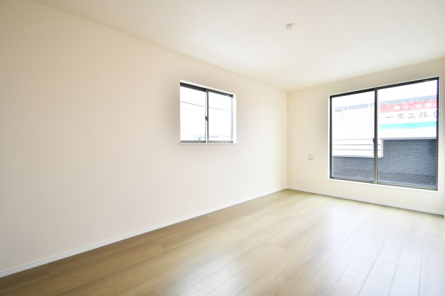 第17上尾上　全6棟　B号棟の洋室|洋室②：2階メインルームはダブルベッドを置いてもゆとりがある広々とした空間。2面採光による明るい陽射しが、心地よい目覚めを約束します。一日の疲れを癒すプライベート空間に相応しい贅沢な広さが自慢の一室。