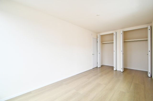 第17上尾上　全6棟　B号棟の洋室|洋室②：大型のクローゼット付きで季節物の衣類やスーツ、かさばる荷物もスマートに収納できるため、居住スペースを常に美しく保てます。収納力にこだわることで、暮らしのゆとりと整ったライフスタイルを。
