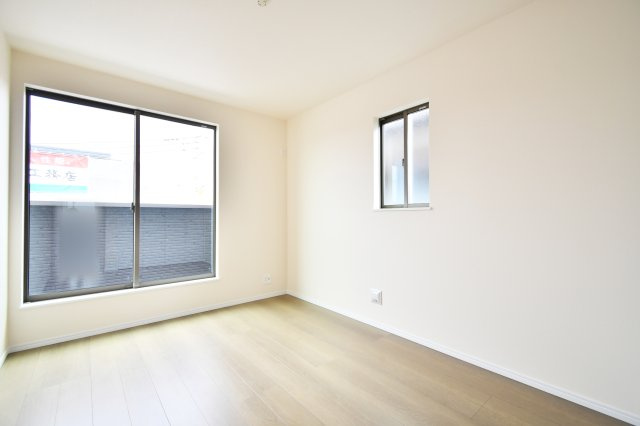 第17上尾上　全6棟　B号棟の洋室|洋室③：大きな窓から豊かな採光が広がる6帖の洋室。明るく清潔感のある白壁と木目調のフロアが、健やかな成長を支える子供部屋にぴったりです。毎朝の目覚めが楽しみになるような開放感があります。