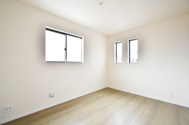 第17上尾上　全6棟　B号棟の洋室|洋室④：バルコニーへ出入り可能な大きな窓があり、採光・通風共に良好な一室です。明るい木目調のフローリングが空間をより広く見せ、子供部屋や趣味の部屋として、心地よく過ごせるプライベート空間を実現します。