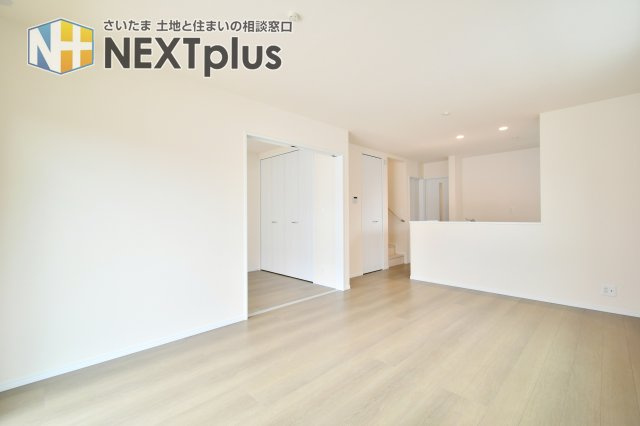 第17上尾上　全6棟　B号棟の居間・リビング|リビング横の洋室は、扉を開放すればより広大な一体空間として活用可能。お子様のプレイルームやテレワークスペースなど、家族の成長や変化に合わせて自由に使い方をアレンジできる機能的な設計が魅力です。