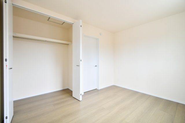 第17上尾上　全6棟　B号棟の洋室|洋室④：高さのあるクローゼット付きで、生活感を隠してスマートに暮らせます。扉付きの収納があることで家具の配置もしやすく、6帖の広さを最大限に活かした、ゆとりあるライフスタイルを叶える設計が自慢です。