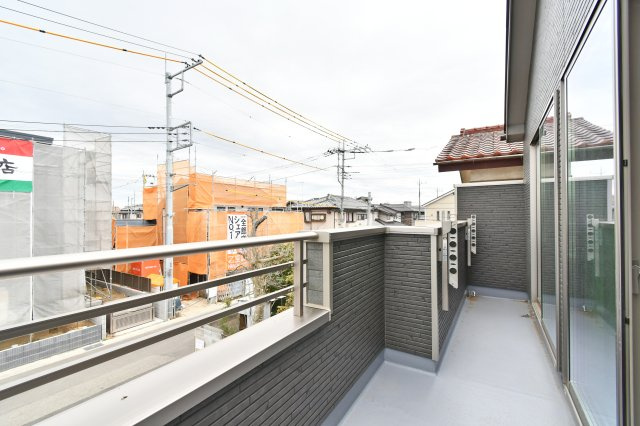 第17上尾上　全6棟　B号棟のバルコニー|南東側に面したバルコニーは、洗濯物もカラッと乾く日当たりの良さが魅力です。空を広く感じる開放的な設計で、家事の合間にふと息をつける、家族にとって心地よいリフレッシュ空間となります。