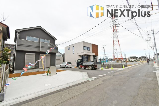 第17上尾上　全6棟　B号棟の前面道路含む現地写真|前面は上尾市に帰属済みの整備された約5.0m道路。見通しが良く、車の出し入れもスムーズです。小さなお子様がいるご家庭も安心して暮らせる、穏やかで整った住環境がここにあります。