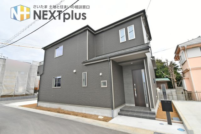 第17上尾上　全6棟　B号棟の外観|40坪近いゆとりある敷地が、カースペースやプライベート感のある暮らしを叶えます。洗練されたモノトーンの外観が、街並みに確かな存在感を放ちます。