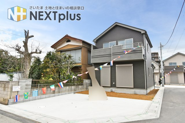 第17上尾上　全6棟　B号棟の外観|開放感溢れる角地街区に、モダンな装いの邸宅が誕生。２方向が道路に面し、陽光が室内まで心地よく届きます。並列駐車もスムーズな前面道路は、日々の車の出入りにゆとりと安心をもたらします。