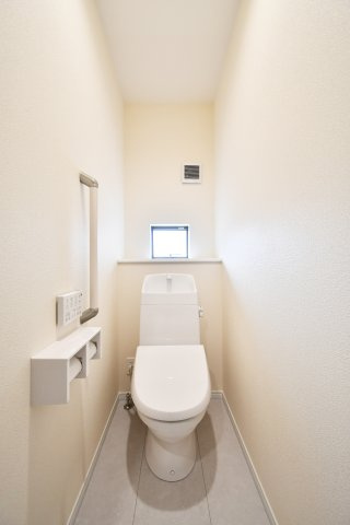 第17上尾上　全6棟　B号棟のトイレ|毎日使う場所だからこそ、掃除のしやすいトイレを採用。小窓からの自然換気も可能で、常に爽やかな空気感を保てます。手すり付きのバリアフリー設計で、将来にわたる家族の安心もサポートする住まいです。