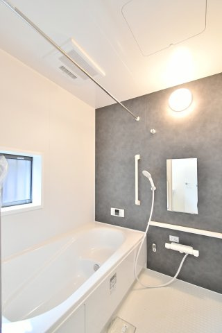 第17上尾上　全6棟　B号棟の浴室|モダンなアクセントパネルが癒しの空間を演出。浴室乾燥機付きで、雨の日の洗濯も安心です。ゆったりと足を伸ばせる浴槽、握りやすい手すりなど快適なバスタイムを追求した設備が整います。