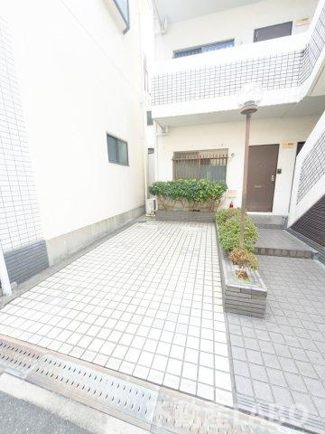 パレス丸山の駐車場