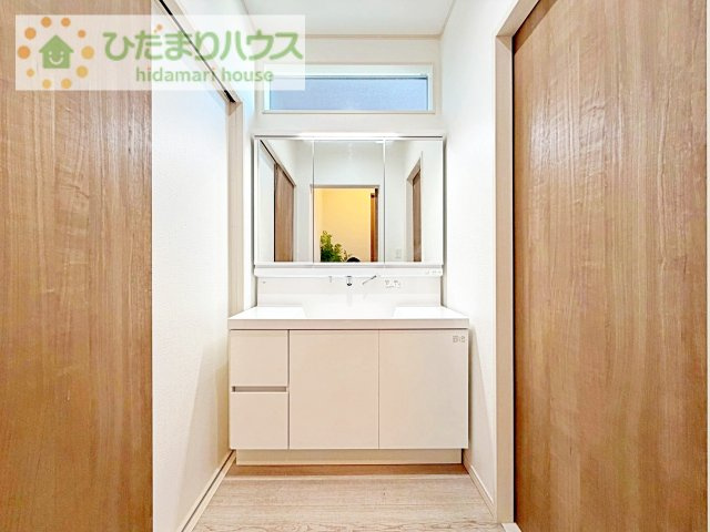 【独立洗面台】 | 守谷市百合ヶ丘3丁目　中古戸建 | 玄関付近に三面鏡の付いた独立洗面台があり、帰ってきてからすぐに手を洗えます♪