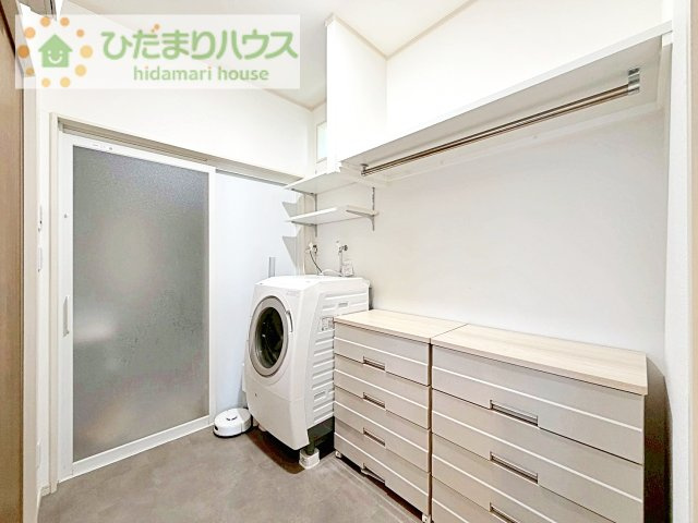 【脱衣所】 | 守谷市百合ヶ丘3丁目　中古戸建 | 広々とした脱衣場！枕棚やハンガーパイプで収納力が高く使い勝手も良いです(^^)/