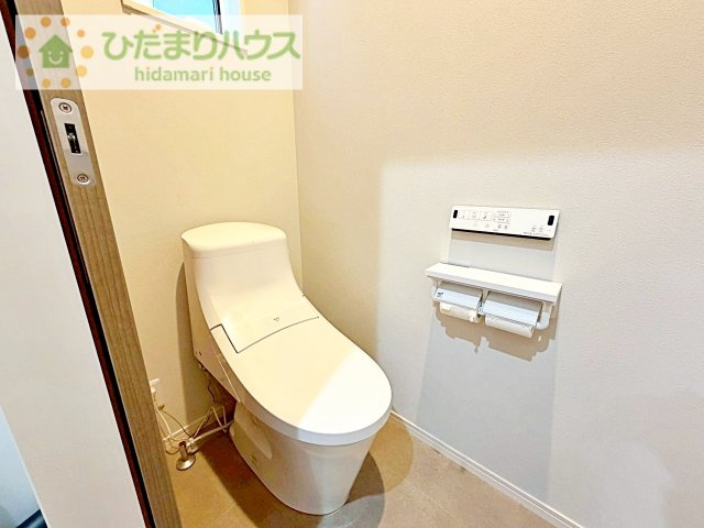 【トイレ】 | 守谷市百合ヶ丘3丁目　中古戸建 | 小窓の付いた明るいトイレ♪洗面台横にあるので、手を洗うのはそちらでどうぞ('ω')ノ