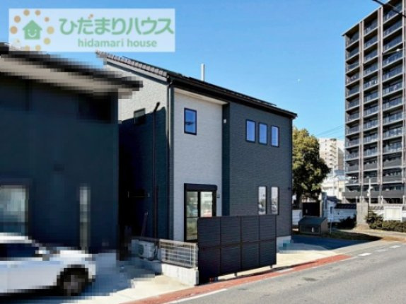 【外観】 | 守谷市百合ヶ丘3丁目　中古戸建 | リビングの掃出し窓の前はプライベート空間を守るため目隠しフェンスがございます♪