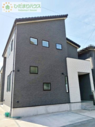 【外観】 | 守谷市百合ヶ丘3丁目　中古戸建 | 玄関ポーチには置き配用のボックスを置いても良いですね(*´▽｀*)