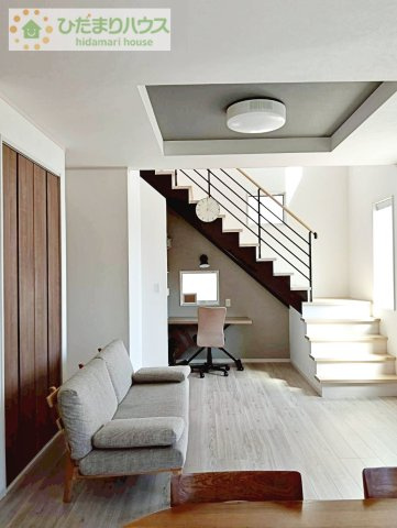 【居間・リビング】 | 守谷市百合ヶ丘3丁目　中古戸建 | 天井高さ2.6ｍの開放的な空間が広がります♪