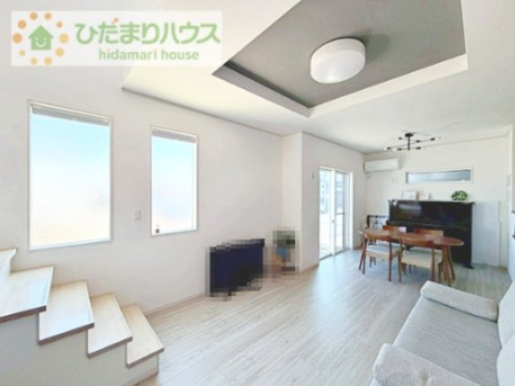 【居間・リビング】 | 守谷市百合ヶ丘3丁目　中古戸建 | 光の入る明るいリビング！ゆったりとくつろげます(*´ω｀)