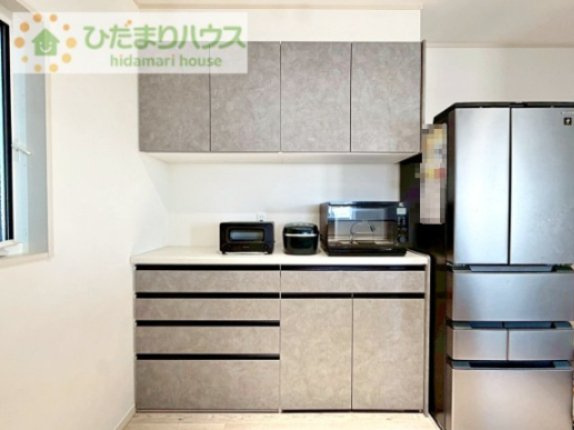 【設備】 | 守谷市百合ヶ丘3丁目　中古戸建 | 収納力の高い4段キャビネットの付いたカップボード！