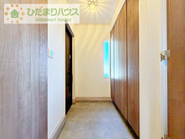 【玄関】 | 守谷市百合ヶ丘3丁目　中古戸建 | 高級感のあるタイルの玄関♪収納力も豊富です！