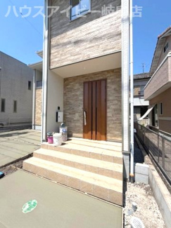 【玄関】 | 各務原市那加織田町新築建売限定1邸！リビングゆったり20帖の4LDK！お車並列2台可能！ | 各務原市那加織田町新築建売限定1邸！リビングゆったり20帖の4LDK！お車並列2台可能！