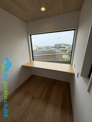 鎌倉市腰越Ⅱ　新築戸建　１邸の内装|書斎・ワークスペース　ここからも江の島が見えます