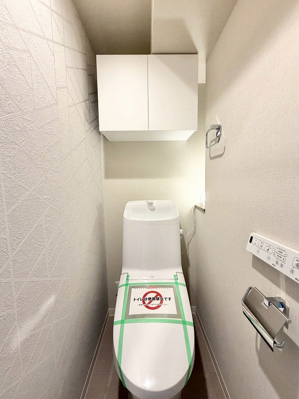 八幡山ビューグリーンのトイレ|八幡山ビューグリーン：ウォシュレット機能付き節水型トイレの上には吊戸棚収納が付いております♪